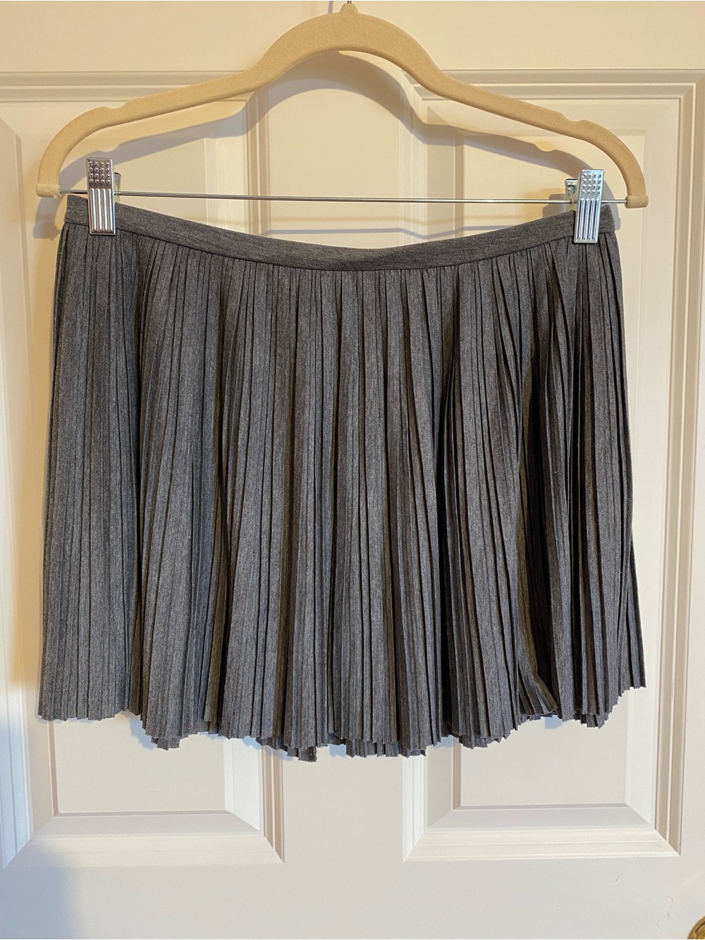 Juicy Couture gray pleated mini skirt w/ elastic waistband, womens size small